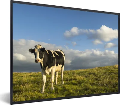 Produktbild von MuchoWow® MuchoWow® Gerahmtes Poster Kuh - Schwarz - Weiß - Gras 40x30 cm - Poster mit zchwarzem Bilderrahmen - Kunstposter - Wanddekorationen