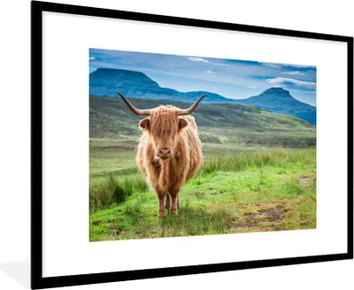 Produktbild von MuchoWow® Gerahmtes Poster Schottischer Hochländer - Kuh - Natur - Berg - Gras 90x60 cm - Poster mit Schwarzem Bilderrahmen Wandposter Rahmen Foto Bilder - Wanddekoration - Fotos