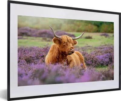 Produktbild von MuchoWow® MuchoWow® Gerahmtes Poster Schottisches Hochlandrind - Blumen - Licht 60x40 cm - Poster mit zchwarzem Bilderrahmen - Schlafzimmer - Plakat in Rahmen - Drucken