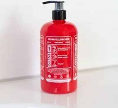 Produktbild von Handseife SCHMUTZLÖSCHER in Pumpspender in Feuerlöscher-Optik, 500ml, Duft: Musk