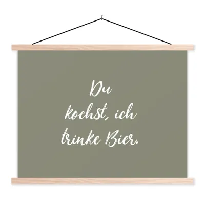 Produktbild von MuchoWow® Textilposter Sprichwörter - Du kochst, ich trinke Bier - Bier - Kochen - Zitate 40x30 cm mit holzfarbenen Rahmen - Bilder