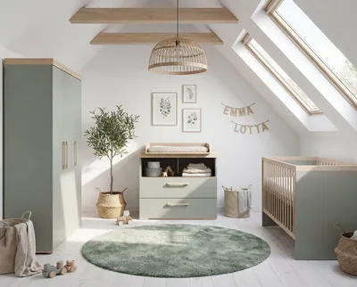 Produktbild von roba Babyzimmer Set „Jimmy“ - 3-teiliges Komplettzimmer mit Kombi-Kinderbett 70 × 140 cm, Wickelkommode & 3-türigem Kleiderschrank - Salbei / Eiche