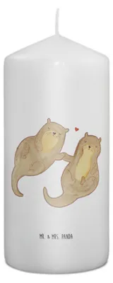 Produktbild von Mr. & Mrs. Panda Kerze Otter Hände halten 15 x 7 cm - Weiß - Geschenk, Blockkerze, Erinnerungslicht, Seeotter, glücklich, Erinnerungskerze, Paar, Händchen, Stumpenkerze