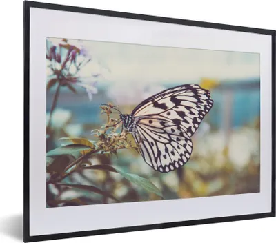 Produktbild von MuchoWow® Gerahmtes Poster Schmetterling - Blumen - Frühling 40x30 cm - Poster mit Schwarzem Bilderrahmen Wandposter Rahmen Foto Bilder - Bilderrahmen - Poster im Rahmen