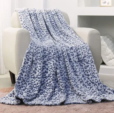Produktbild von Elzusha - Fleece-Decke aus Flanell mit 3D-Leopardenmuster