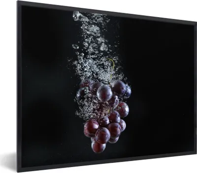 Produktbild von MuchoWow® MuchoWow® Gerahmtes Poster Rote Weintrauben durchbrechen die Wasseroberfläche 40x30 cm - Poster mit zchwarzem Bilderrahmen - Kunstposter - Wanddekorationen
