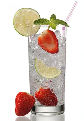 Produktbild von Wallario Poster - Glas Wasser mit Erdbeeren, Kunstdruck Größe: 70 x 100 cm