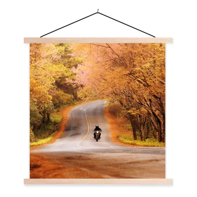 Produktbild von MuchoWow® Textilposter Motorrad zwischen Herbstbäumen 120x120 cm mit holzfarbenen Rahmen - Textil-Poster