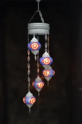Zdjęcie produktu dla Lampa wisząca z kolorowego szkła pastelowego z 5 mozaikowymi kulkami w stylu marokańskim, długość ok. 120 cm