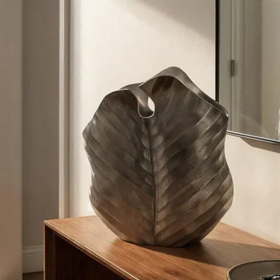 Produktbild von Metallvase grau skulptural matt gebürstet aus Aluminium, H.38 cm