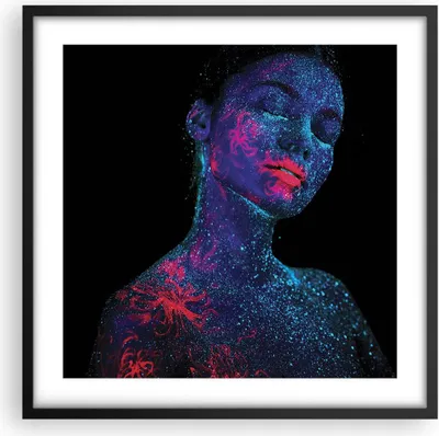 Produktbild von Gerahmtes Poster - Schwarzer Rahmen - Frau Ultraviolett Glitzer - 50x50 cm - Wand Bild - Wanddeko - Wandbilder - Kunstposter - Wandposter - Bilderrahmen - Bilder - Kunstdruck - P2BAC50x50-4527