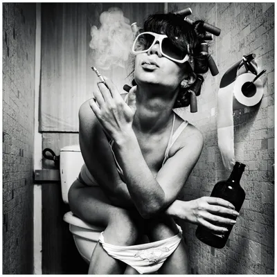 Produktbild von Wallario Premium Glasbild, freischwebende Optik, kräftige Farben, Größe 50 x 50 cm Motiv Kloparty - Sexy Frau auf Toilette mit Zigarette und Schnaps