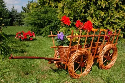 Produktbild von Handgefertigter dekorativer Leiterwagen aus Korbgeflecht, 70x32x40 cm