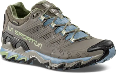 Wanderschuh für Damen; Modell "Ultra Raptor II Leather Woman GTX" von La Sportiva; in Grau mit blauen Akzenten und robustem Profil.