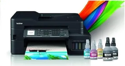 A Brother MFC-T920DW Multifunktionsdrucker with ink bottles and a colorful abstract background.