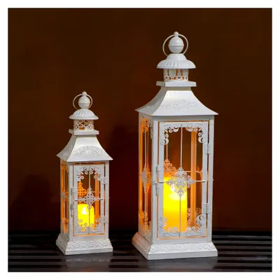Produktbild von Set mit 2 dekorativen Laternen 55 & 41 cm Vintage-Hängelaterne Metall-Kerzenhalter mit gehärtetem Glas für Innen- und Außenbereich Heimdekoration Partys Garten (Weiß mit Goldpinsel)