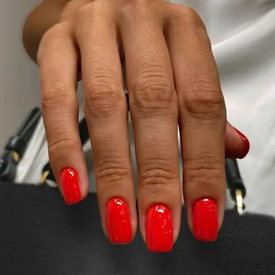 Immagine prodotto di set di 24 unghie artificiali corte quadrate monocolore rosse da incollare