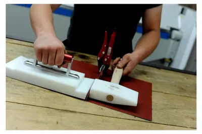 Produktbild von Keilförmiger Hammer 155 × 85 × 35 mm | Kopf aus hochschlagfestem Kunststoff | Geschweifter Eschenstiel | Unlackiert & rutschfest | Profi-Spenglerhammer