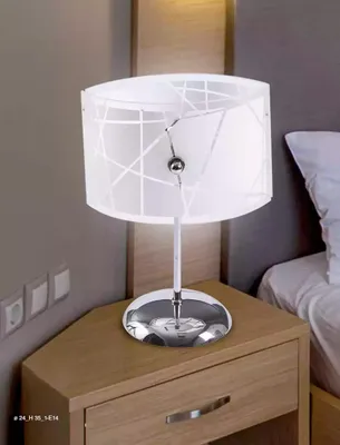 Image de Magnifique lustre moderne en cristal, blanc, idéal pour une table de chevet