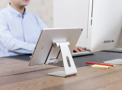 Produktbild von Woward Tablet Handy Ständer aus Alu von 4,7" bis 12,9" Silber höhenverstellbar