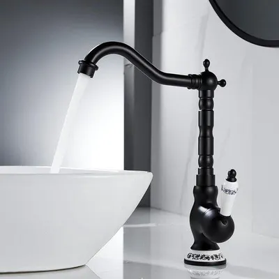 Image de Robinet vintage en métal noir d'antan.