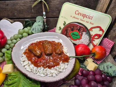 Produktbild von Cevapcici mit Reis in pikanter Sauce 2 Kammern-Schale 350g