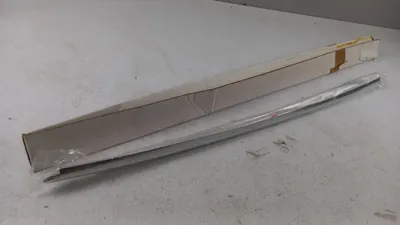 Imagen del producto de Moldura decorativa para parachoques, marca NISSAN, código de pieza: 999M17W000