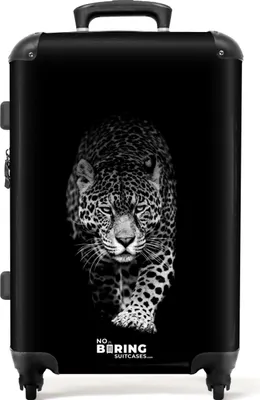 Produktbild von NoBoringSuitcases.com - Großer Koffer Panther - Schwarzer Reisekoffer mit 4 Rädern - Rolltrolley 72 Liter - Rollkoffer groß leicht - Geräumige Reisetasche 20kg - Koffer für Erwachsene - Reisegepäck & Reisezubehör - Reisekoffer mittel großKoffer Mittelgroß 67x43x25 cm, 72L,