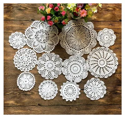 Produktbild von Set mit 12 handgehäkelten Deckchen aus Baumwolle, runde Spitzen-Deckchen, Tischset 10-25 cm, Weiß, Vintage-Hochzeit, Teeparty (12 Stück)