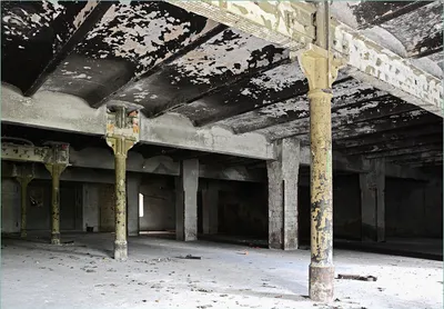 Produktbild von Wallario Fototapete Vliestapete, seidenmatte Oberfläche, einfache Verarbeitung, Größe 300 x 210 cm, Motiv Verlasse Brauerei - Alte Industriehalle