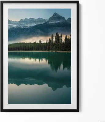 Produktbild von Landschaft eines Sees mit Wäldern und Bergen– Wandbild mit Rahmen – Gerahmtes Bild  – Wanddekoration – 70x100 cm –  Schwarz Rahmen
