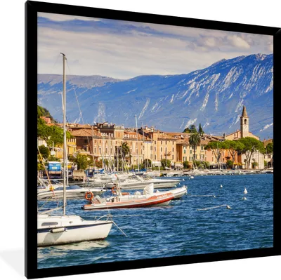 Produktbild von MuchoWow® Gerahmtes Poster Gardasee - Boote - Berge 40x40 cm - Poster mit Schwarzem Bilderrahmen Wandposter Rahmen Foto Bilder - Mit Rahmen - Wanddekoration Schlafzimmer
