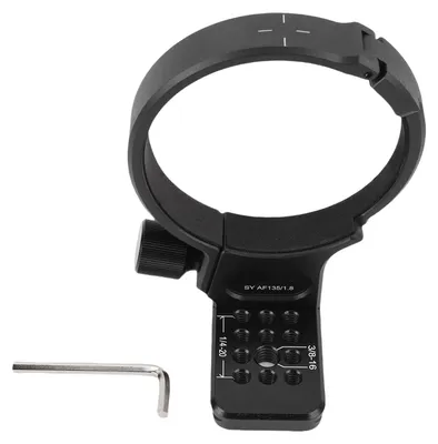 Immagine prodotto di Collare metallico per obiettivo compatibile con l'adattatore per treppiede Samyang AF135 F1.8, con fori per viti da 1/4" e 3/8"