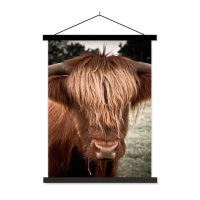 Produktbild von MuchoWow® Textilposter Schottischer Highlander - Baum - Gras 40x53 cm mit schwarzem Rahmen - Abbildung