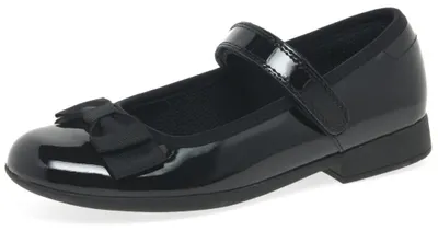 Immagine prodotto di Clarks, sandali chiusi da bambina, modello Scala Tap, in ecopelle nera lucida, taglia 25 EU, calzata ampia