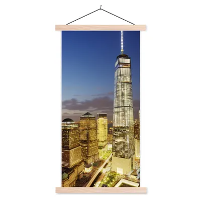 Produktbild von MuchoWow® Textilposter Das One World Trade Center in New York bei Nacht 60x120 cm mit holzfarbenen Rahmen - Holz