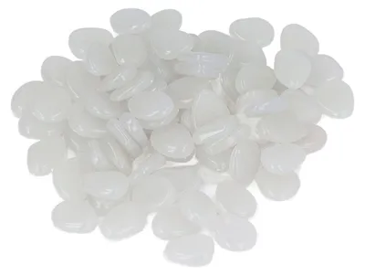 Zdjęcie produktu dla Świecące kamyki do użytku na zewnątrz – kolorowe, fluorescencyjne kamyki do oświetlenia ciemnych ogrodów, dziedzińców, ścieżek i alejek ogrodowych – 100 sztuk w opakowaniu – kolor biały