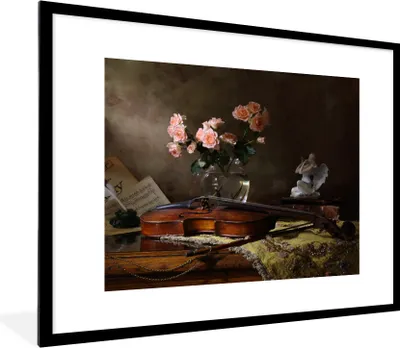Produktbild von MuchoWow® Gerahmtes Poster Violine - Rosen - Rosa - Blumen - Stilleben 80x60 cm - Poster mit Schwarzem Bilderrahmen Wandposter Rahmen Foto Bilder - Schlafzimmer-Dekorationen - Fotoposter
