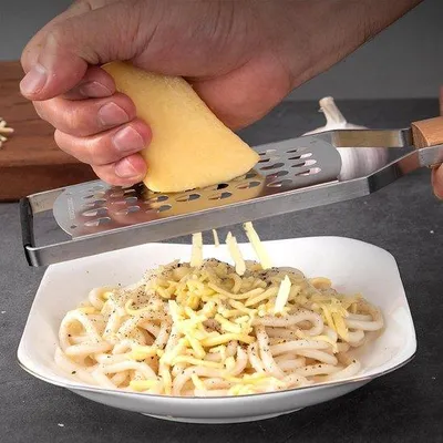 Zdjęcie produktu dla Ręczna tarka ze stali nierdzewnej z osłoną do owoców i warzyw
