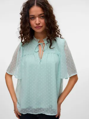Productafbeelding van Damesblouse met ruches en stippen, korte mouwen | Maat XS