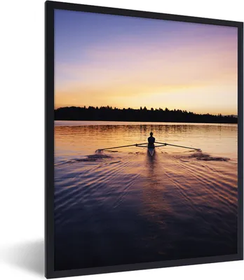 Produktbild von MuchoWow® Gerahmtes Poster Eine Frau rudert während eines Sonnenaufgangs 60x80 cm - Poster mit Schwarzem Bilderrahmen Wandposter Rahmen Foto Bilder - Premium - Wanddeko Wohnzimmer