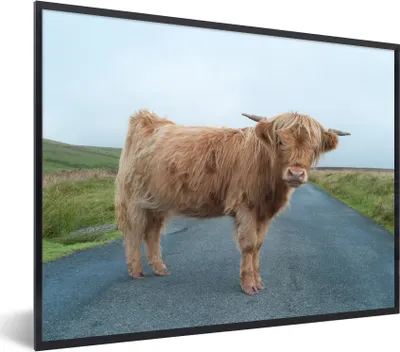 Produktbild von MuchoWow® Gerahmtes Poster Scottish Highlander - Straße - Gras 40x30 cm - Poster mit Schwarzem Bilderrahmen Wandposter Rahmen Foto Bilder - Kunstposter - Wanddekorationen