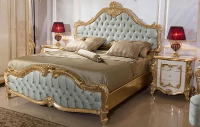 Produktbild von Casa Padrino Luxus Barock Schlafzimmer Set Hellblau / Weiß / Beige / Gold - 1 Doppelbett mit Kopfteil & 2 Nachtkommoden - Schlafzimmer Möbel im Barockstil - Edel & Prunkvoll