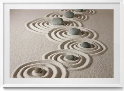 Produktbild von Zen - Steine auf Sandkreisen– Wandbild mit Rahmen – Gerahmtes Bild  – Wanddekoration – 100x70 cm –  Weiß Rahmen