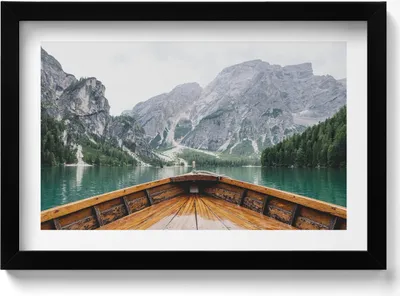 Produktbild von Blick von einem Boot auf einem Bergsee– Wandbild mit Rahmen – Gerahmtes Bild  – Wanddekoration – 30x20 cm –  Schwarz Rahmen