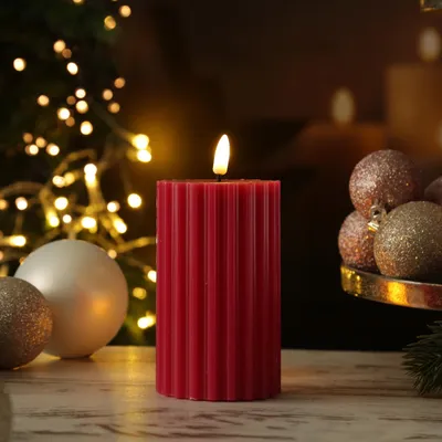 Produktbild von LED Kerze LIV - gerillt - Echtwachs - warmweiße 3D Flamme - H: 14,5cm - D: 7,5cm - Timer - beerenrot