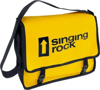 Transporttasche Monty Bag von singing rock in leuchtendem Gelb mit schwarzem Logo und verstellbarem Schultergurt.