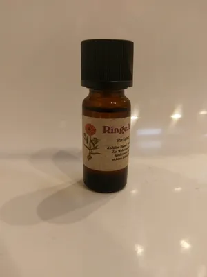 Kleine braune Flasche mit einem schwarzen Verschluss. Auf dem Etikett steht "Ringelblume".
