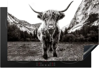 Produktbild von KitchenYeah© Herdabdeckplatte Berg - Schwarz - Weiß - Schottischer Highlander , 76x51cm, Küche Deko, Glaskeramikkochfeld Herdabdeckung, Abdeckplatte fùr Kochfeld