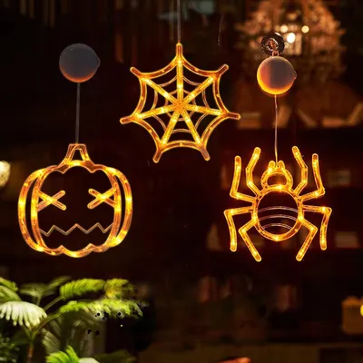 Produktbild von Entwürfe zum Thema Halloween: Diese Halloween-Deko-Lampe verfügt über drei LED-Fensterleuchten in Form eines orangefarbenen Kürbisses, einer Spinne und eines Spinnennetzes. Diese Designs fangen perfekt den Geist von Halloween ein und schaffen eine festliche Atmosphäre.Batteriebetrieben: Diese Lichter werden mit AAA-Batterien betrieben und sind daher sehr bequem zu benutzen. Sie müssen sich keine Gedanken über die Suche nach einer Steckdose oder verhedderte Kabel machen.Einfache Installation: Jede Leuchte wi